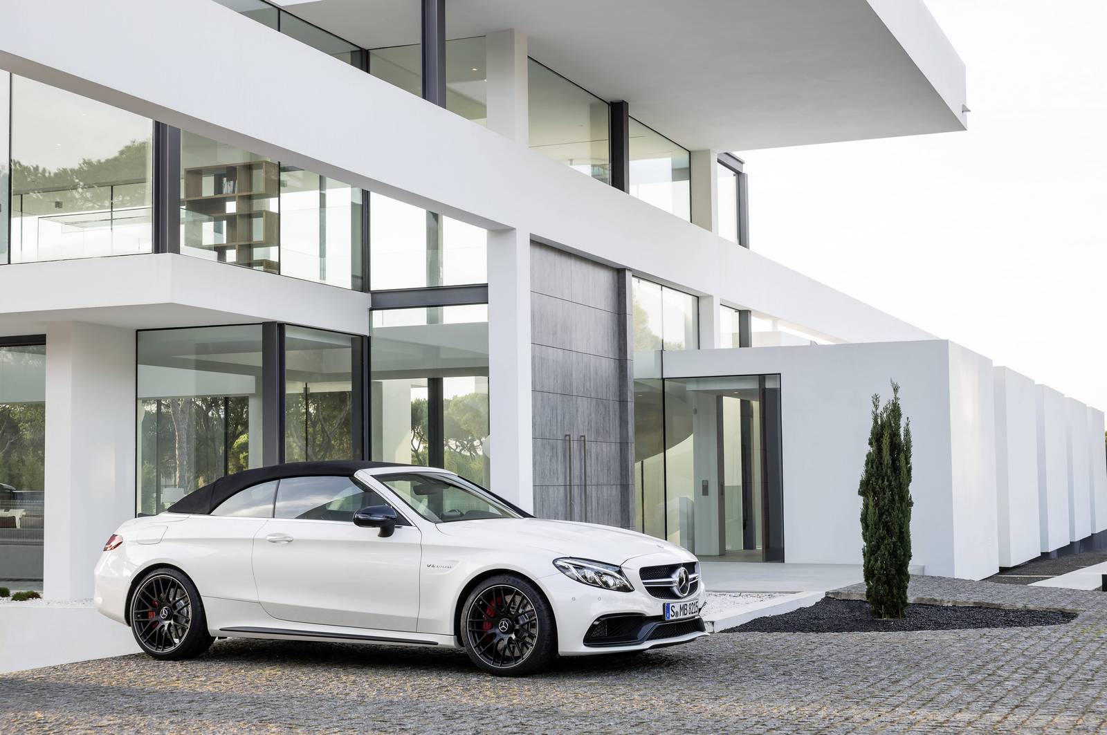 Поставки Mercedes-Benz были рекордными в марте 2016 года